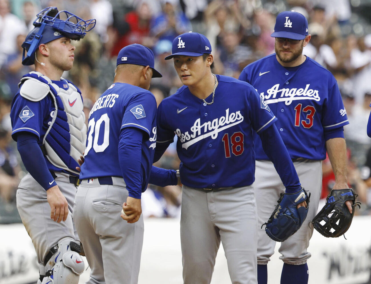 ホワイトソックス戦の9回途中、降板するドジャース・山本（手前右）＝シカゴ（共同）