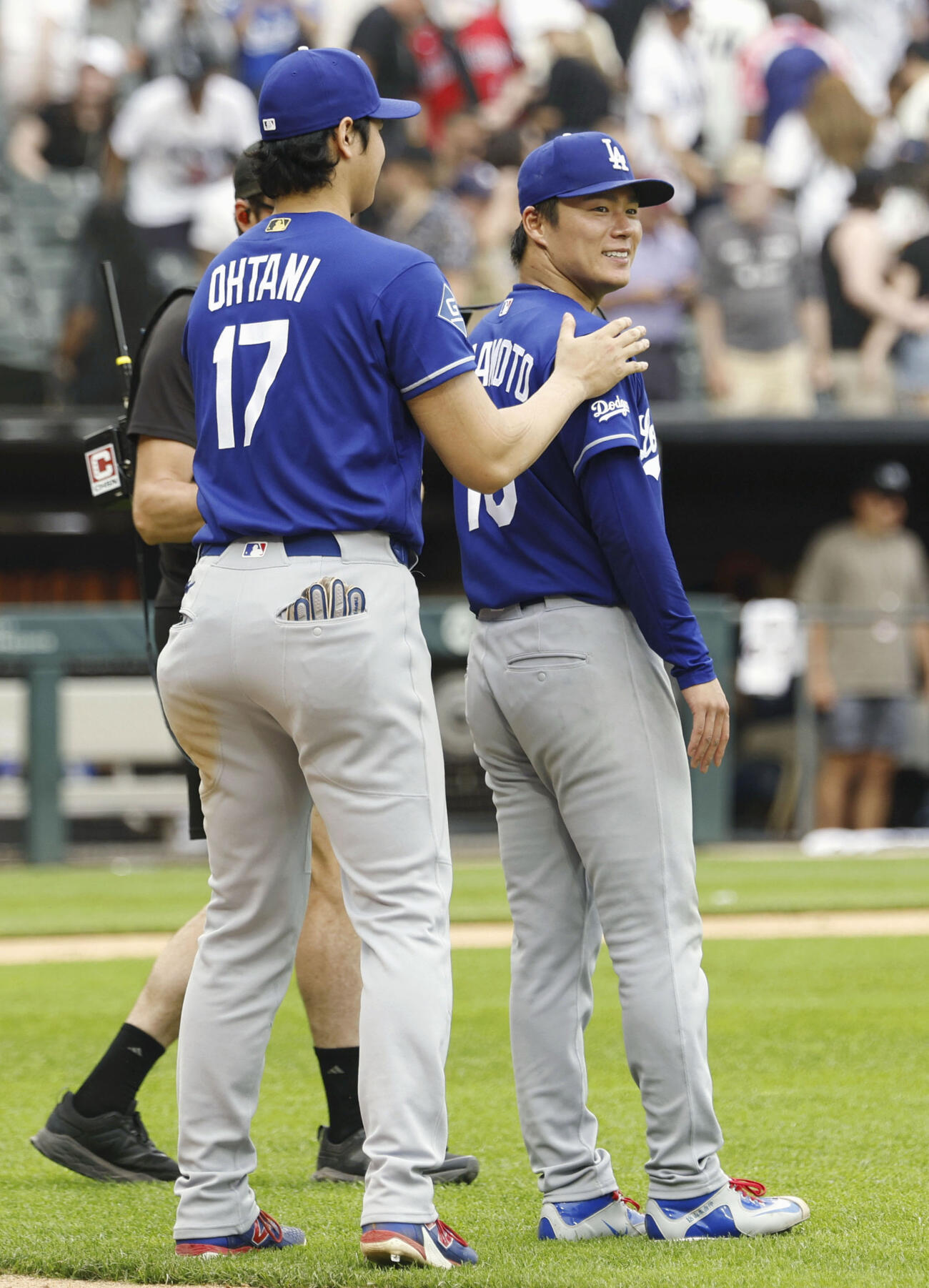 ホワイトソックスに勝利し、笑顔のドジャース山本。左は大谷（共同）