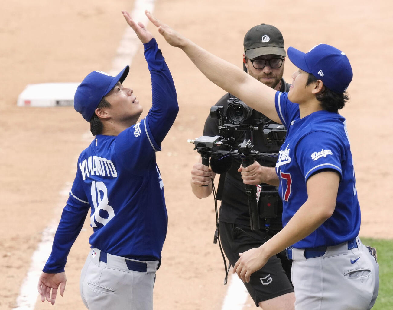 ホワイトソックスに勝利し、ハイタッチで喜ぶドジャース・山本（左）と大谷＝シカゴ（共同）