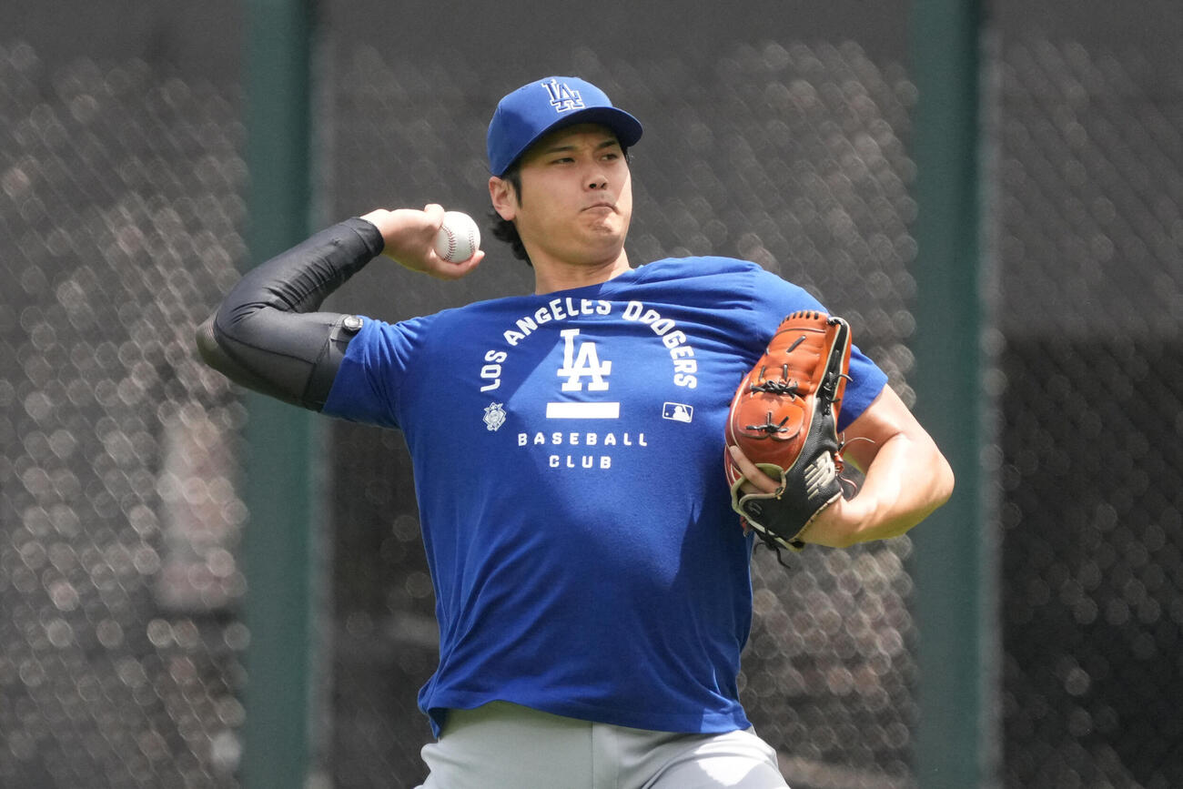 試合前、キャッチボールするドジャース大谷（ロイター）