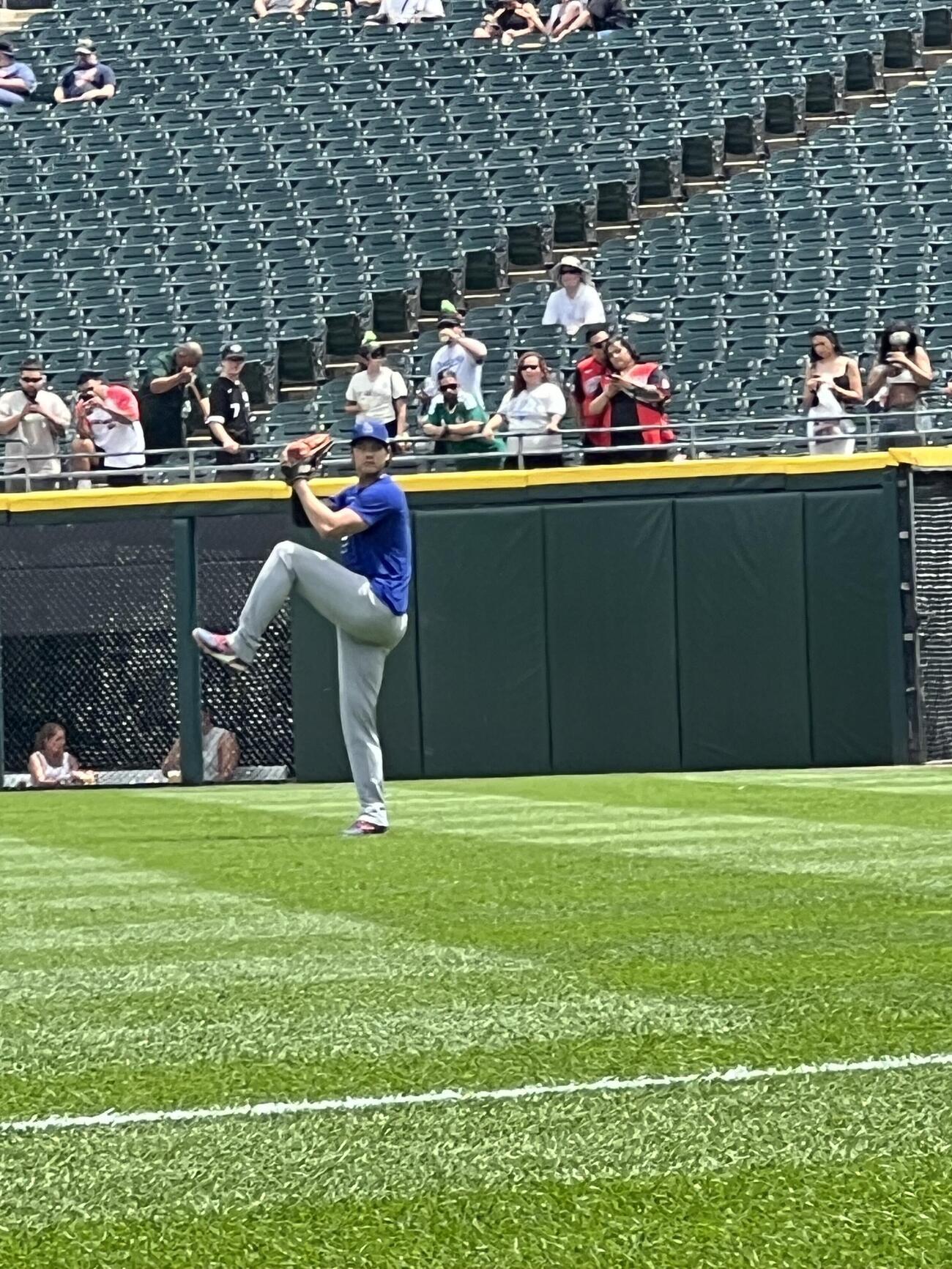 試合前、キャッチボールを行う大谷