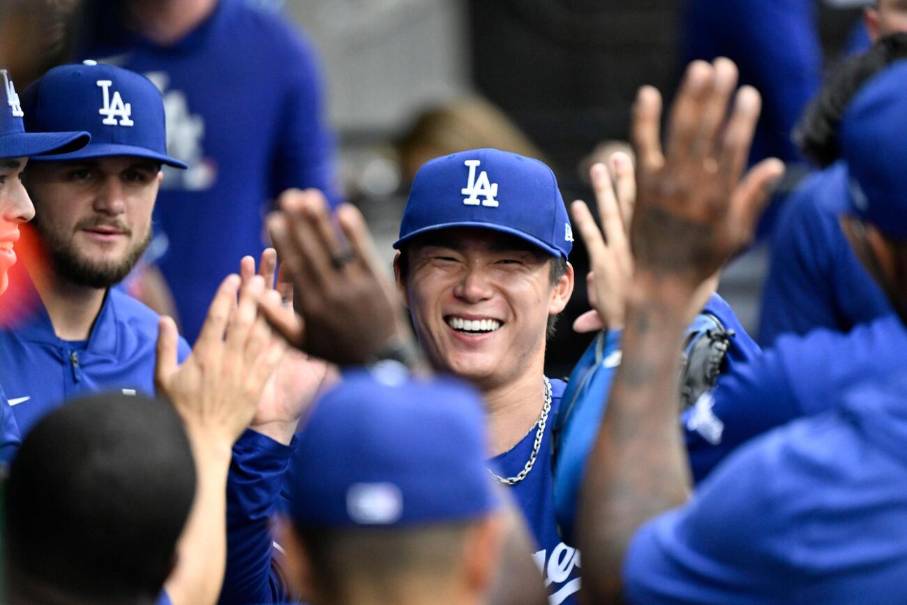 降板後、ベンチで仲間とタッチするドジャース山本由伸（AP）