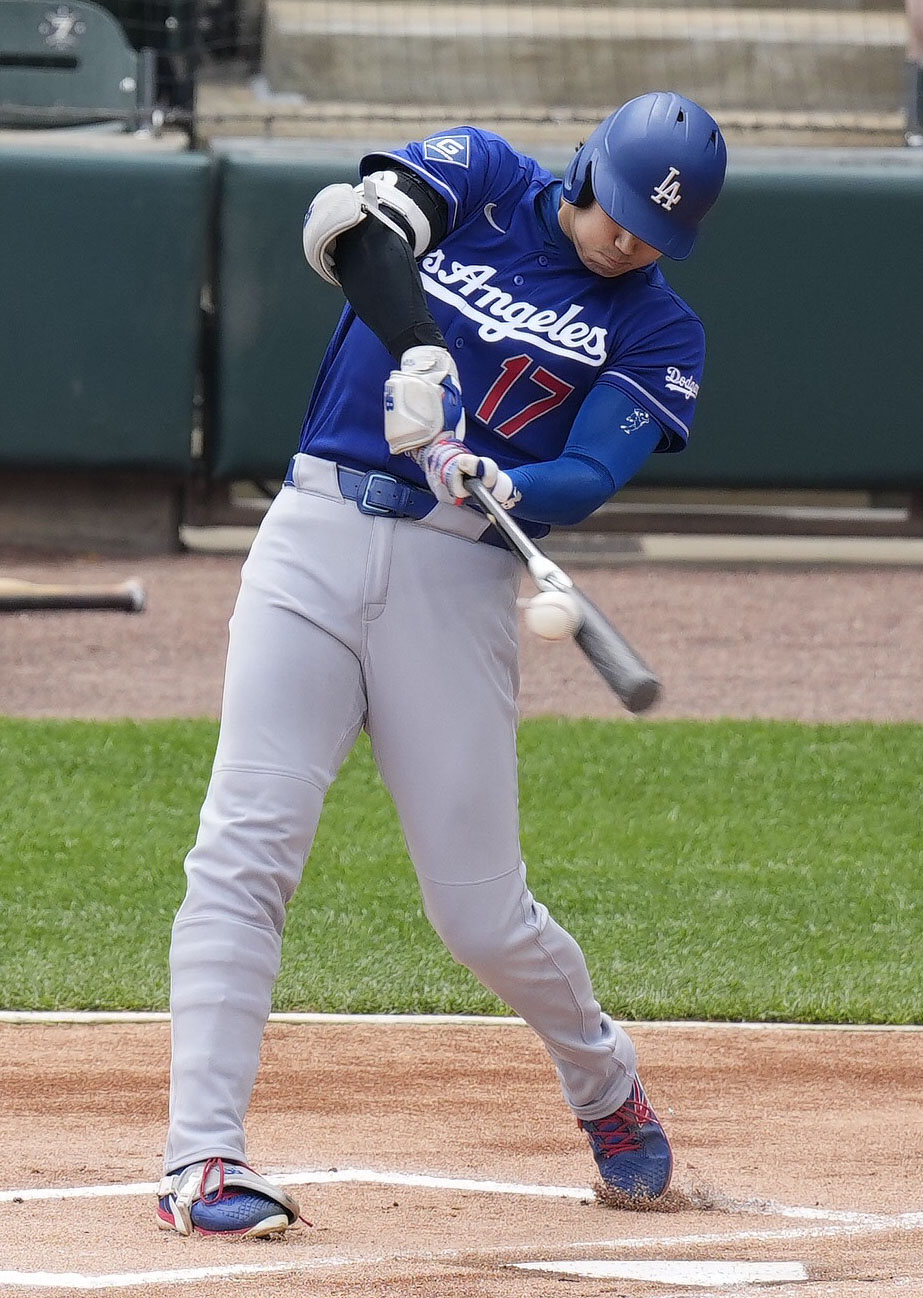 ホワイトソックス戦の1回、14号となる先頭打者本塁打を放つドジャース・大谷＝シカゴ（共同）