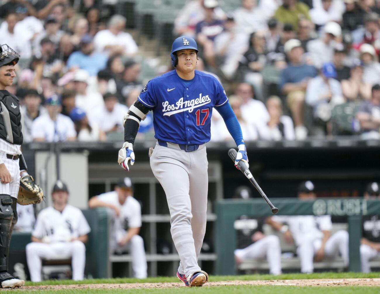 ホワイトソックス戦の5回、申告敬遠で出塁するドジャース・大谷＝シカゴ（共同）