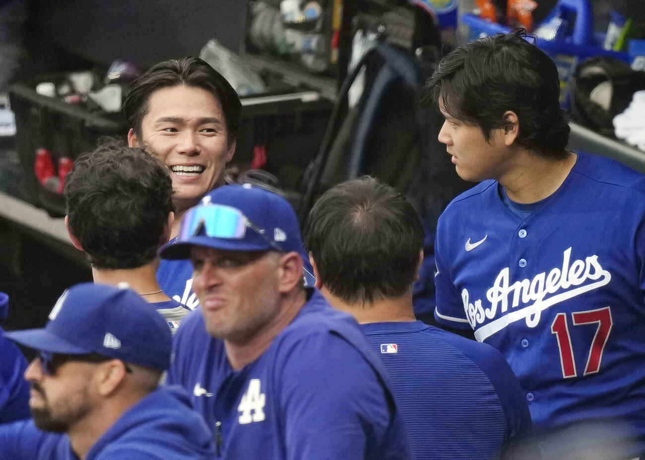 ホワイトソックス戦の9回途中に降板し、ベンチで大谷（右端）から声をかけられるドジャース・山本（左奥）＝シカゴ（共同）