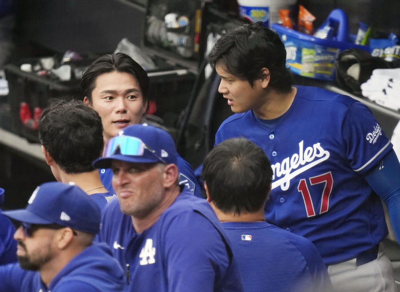 ホワイトソックス戦の9回途中に降板し、ベンチで大谷（奥右）から声をかけられるドジャース・山本（同左）＝シカゴ（共同）