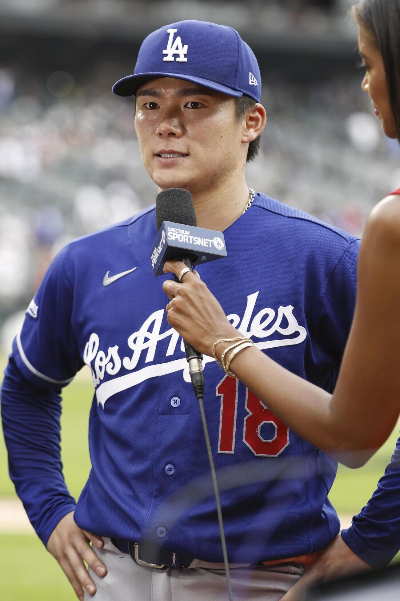 ホワイトソックスに勝利し、インタビューに応じるドジャース・山本＝シカゴ（共同）