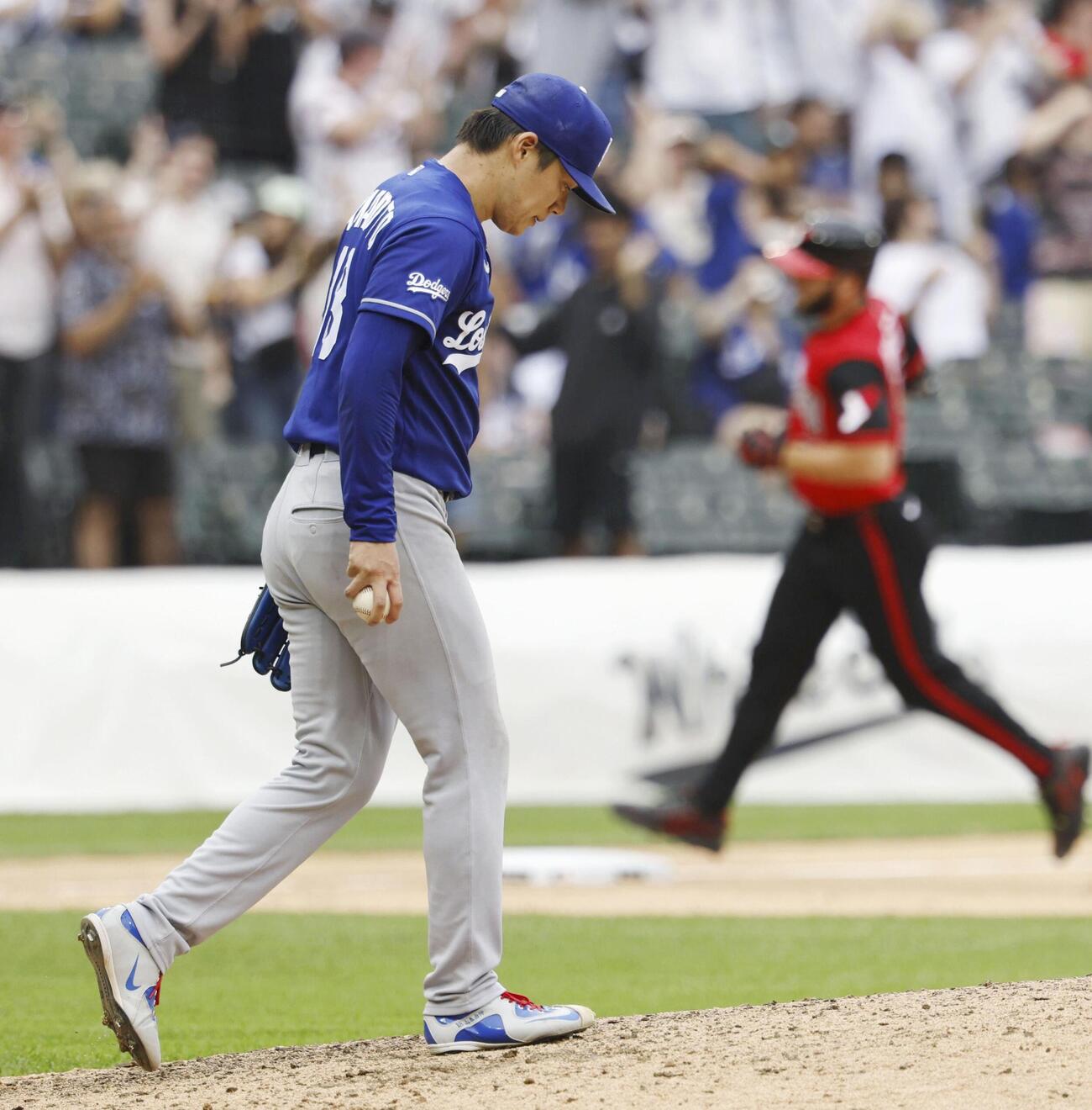ホワイトソックス戦の9回、ピーターズ（奥）に本塁打を浴びたドジャース山本（共同）