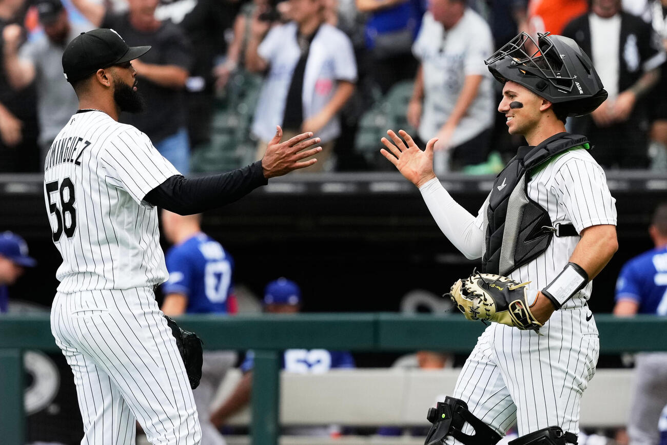 ドジャースに勝利し喜ぶホワイトソックスバッテリー（AP）