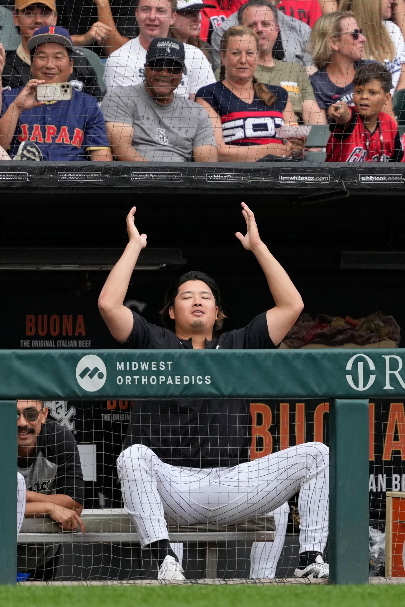 7回、大谷のファウルにオーバーリアクションするホワイトソックス村上(AP)