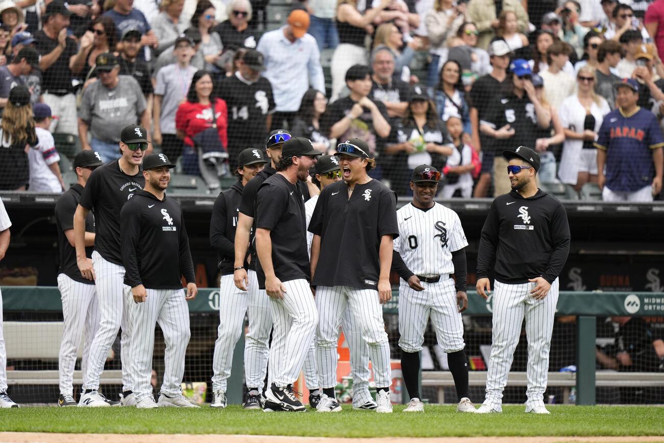 ドジャースに勝利し、喜ぶホワイトソックスの村上（右から3人目）ら＝シカゴ（共同）