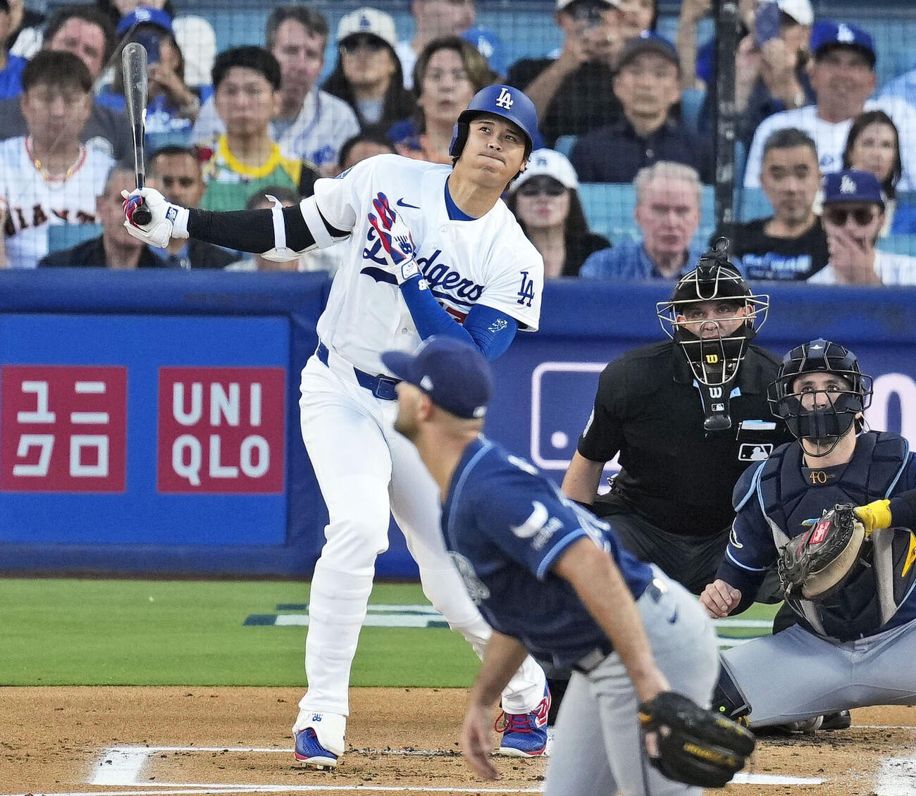 レイズ戦の1回、右飛に倒れたドジャース大谷（共同）