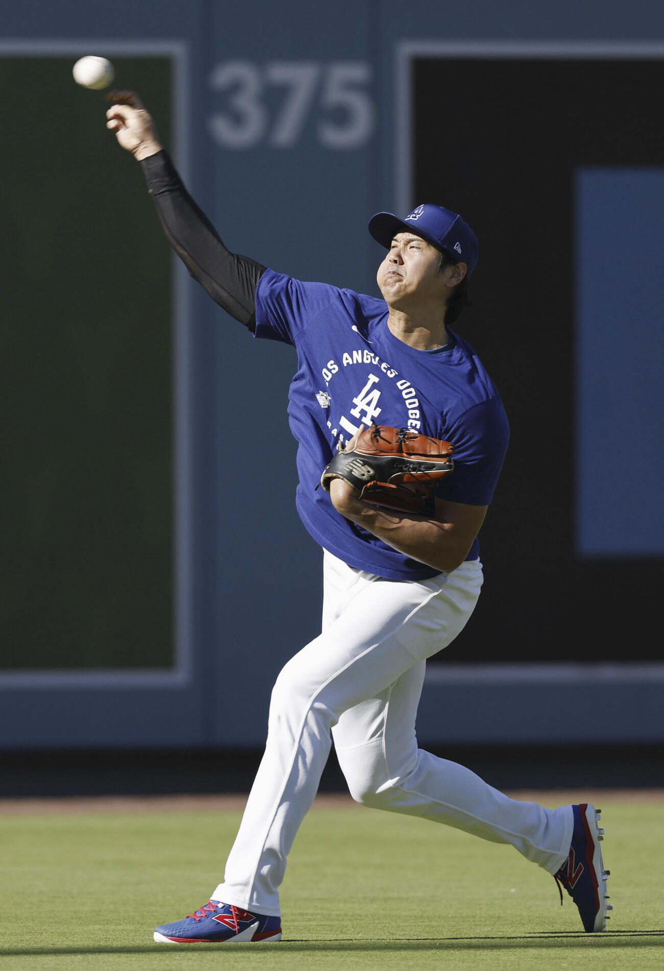 調整するドジャース大谷（共同）
