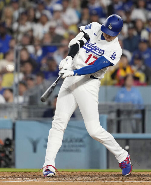 レイズ戦の6回、先制の15号ソロを放つドジャース・大谷=ロサンゼルス(共同)