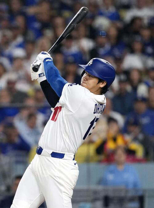 レイズ戦の6回、先制の15号ソロを放つドジャース大谷(共同)