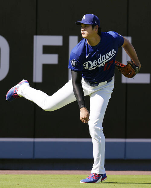 調整するドジャース・大谷=ロサンゼルス(共同)