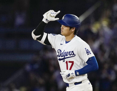 レイズ戦の6回、先制の15号ソロを放ち塁を回るドジャース・大谷=ロサンゼルス(共同)