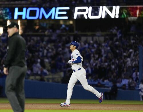 レイズ戦の6回、先制の15号ソロを放ち塁を回るドジャース・大谷=ロサンゼルス(共同)