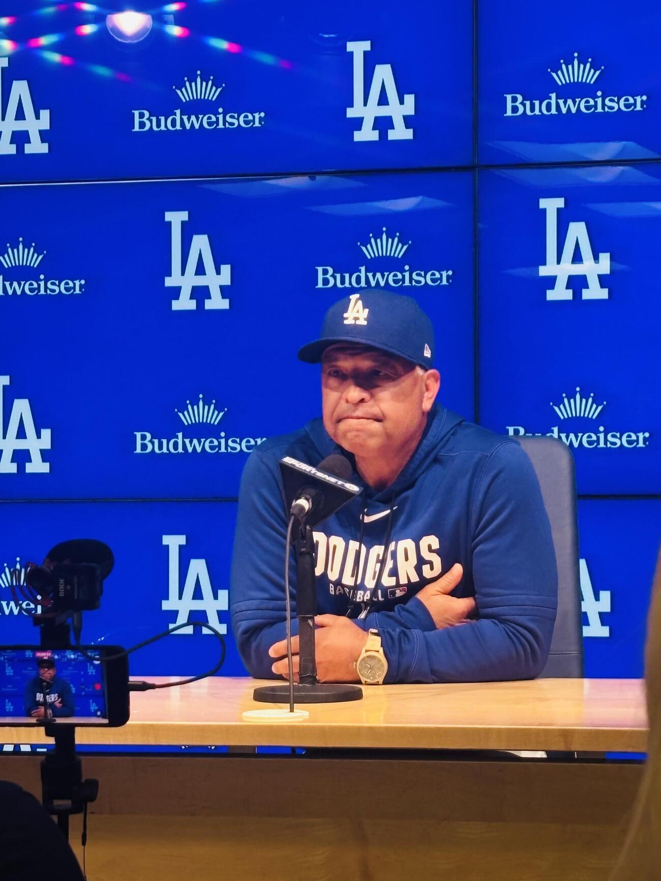 会見で明日登板予定の大谷翔平について語るドジャースのロバーツ監督