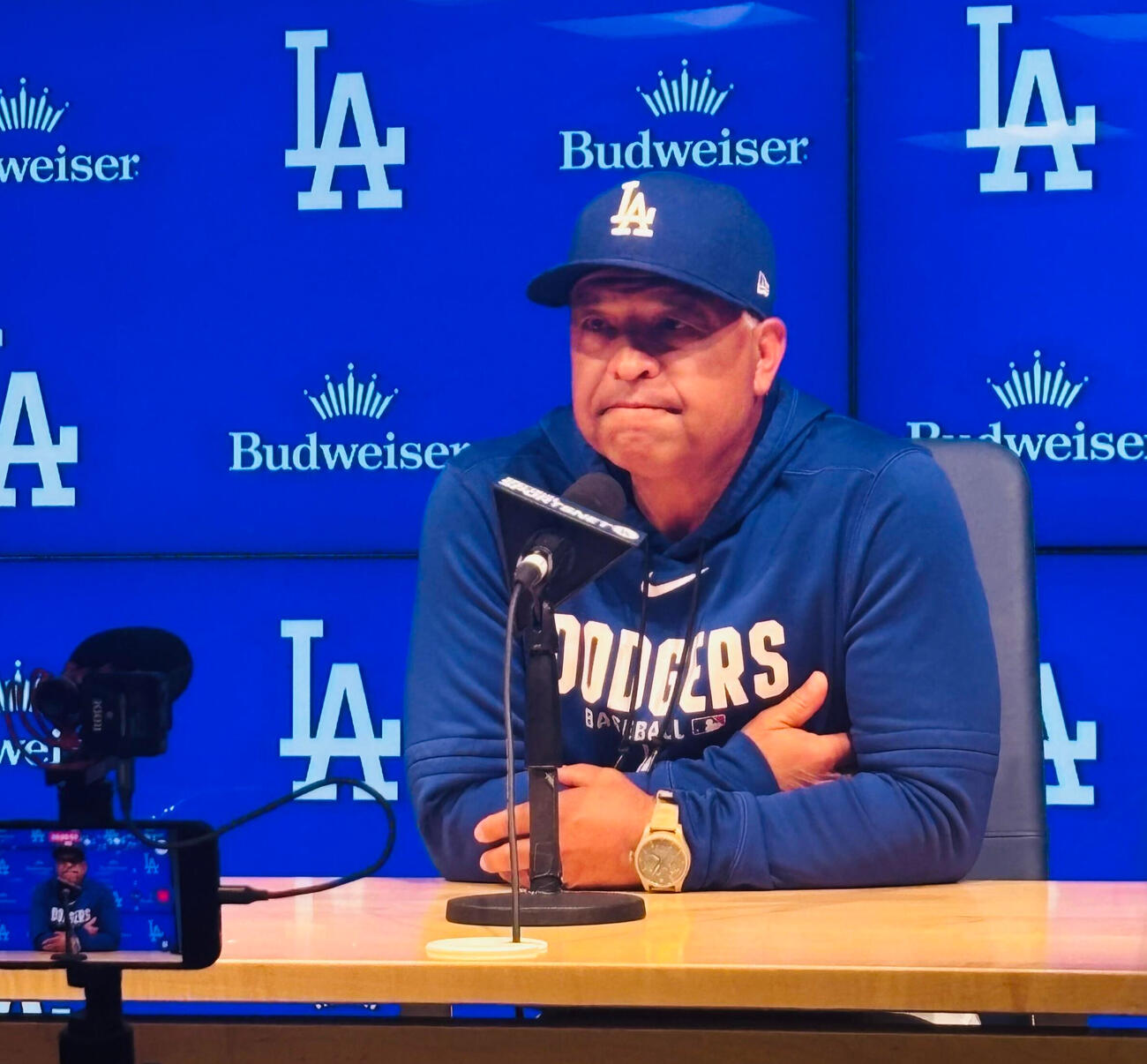 会見で明日登板予定の大谷翔平について語るドジャースのロバーツ監督
