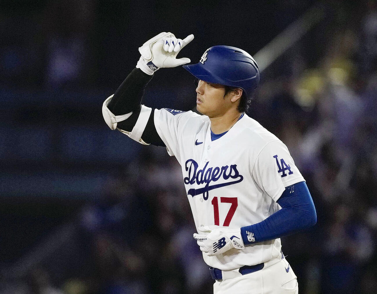 レイズ戦の6回、先制の15号ソロを放ち塁を回るドジャース・大谷＝ロサンゼルス（共同）