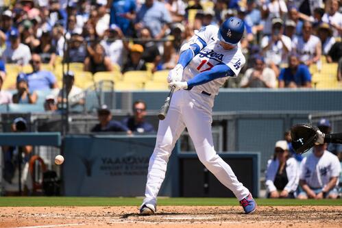6回、代打で登場し遊ゴロを放つドジャース大谷(AP)