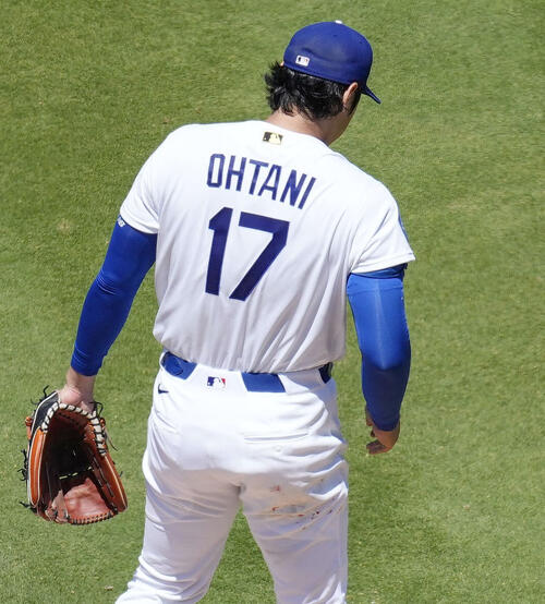 レイズ戦の6回、マウンドに立つドジャース大谷。指から出血し、ユニホームのズボンには血を拭き取った跡が見られた（共同）