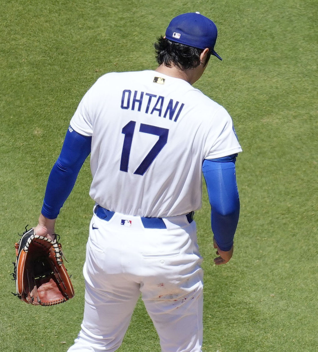 レイズ戦の6回、マウンドに立つドジャース大谷。指から出血し、ユニホームのズボンには血を拭き取った跡が見られた（共同）
