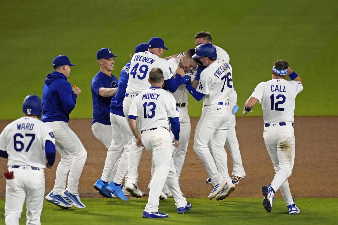 オリオールズに逆転サヨナラ勝ちし喜ぶドジャースの選手たち（共同）