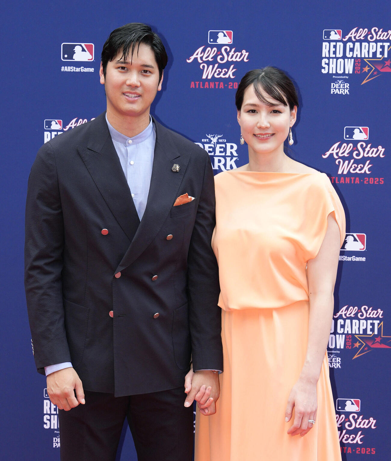 2025年7月、米大リーグ、オールスター戦前のレッドカーペットショーに参加したドジャース・大谷翔平選手と妻真美子さん＝アトランタ（共同）
