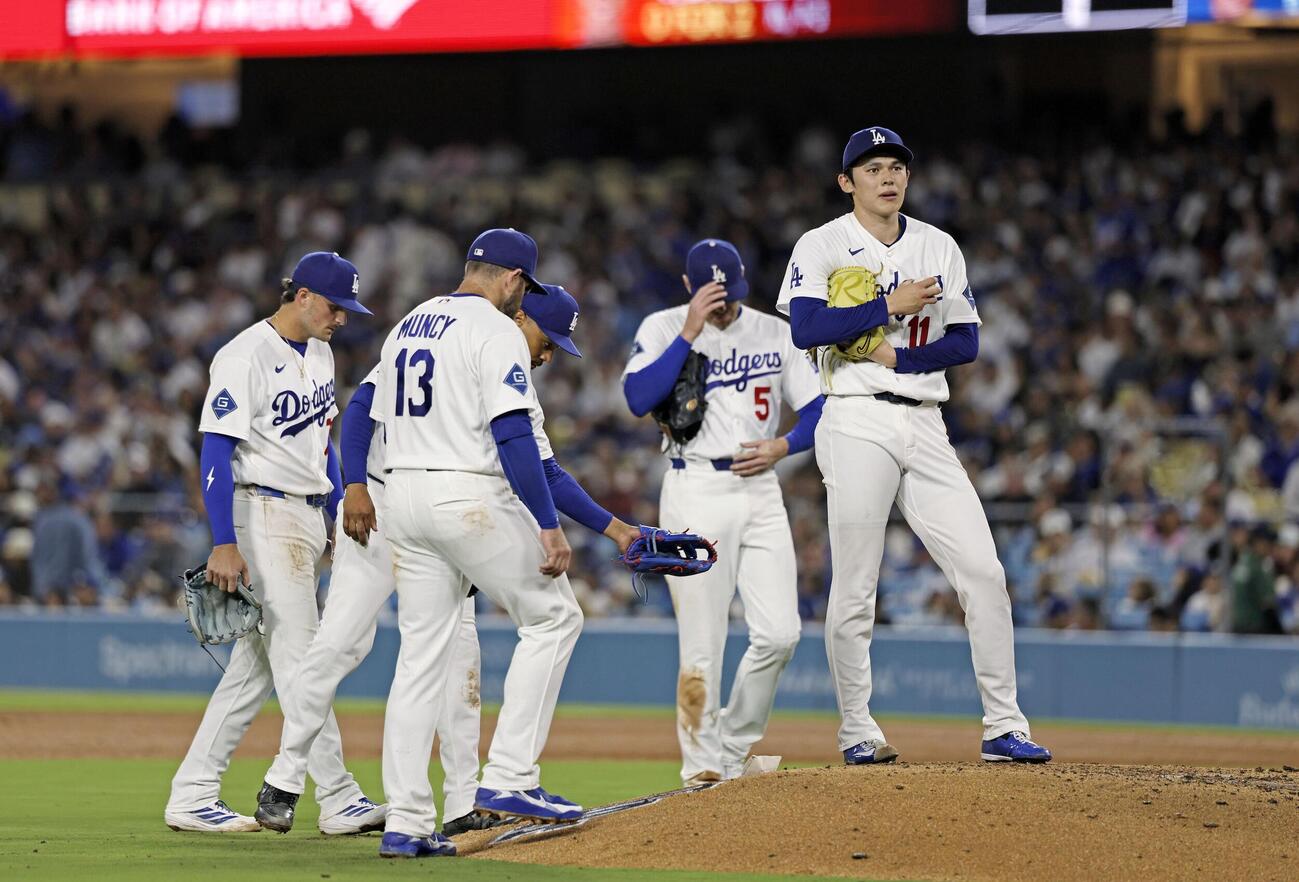 オリオールズ戦の6回途中、降板するドジャース・佐々木（右端）（共同）