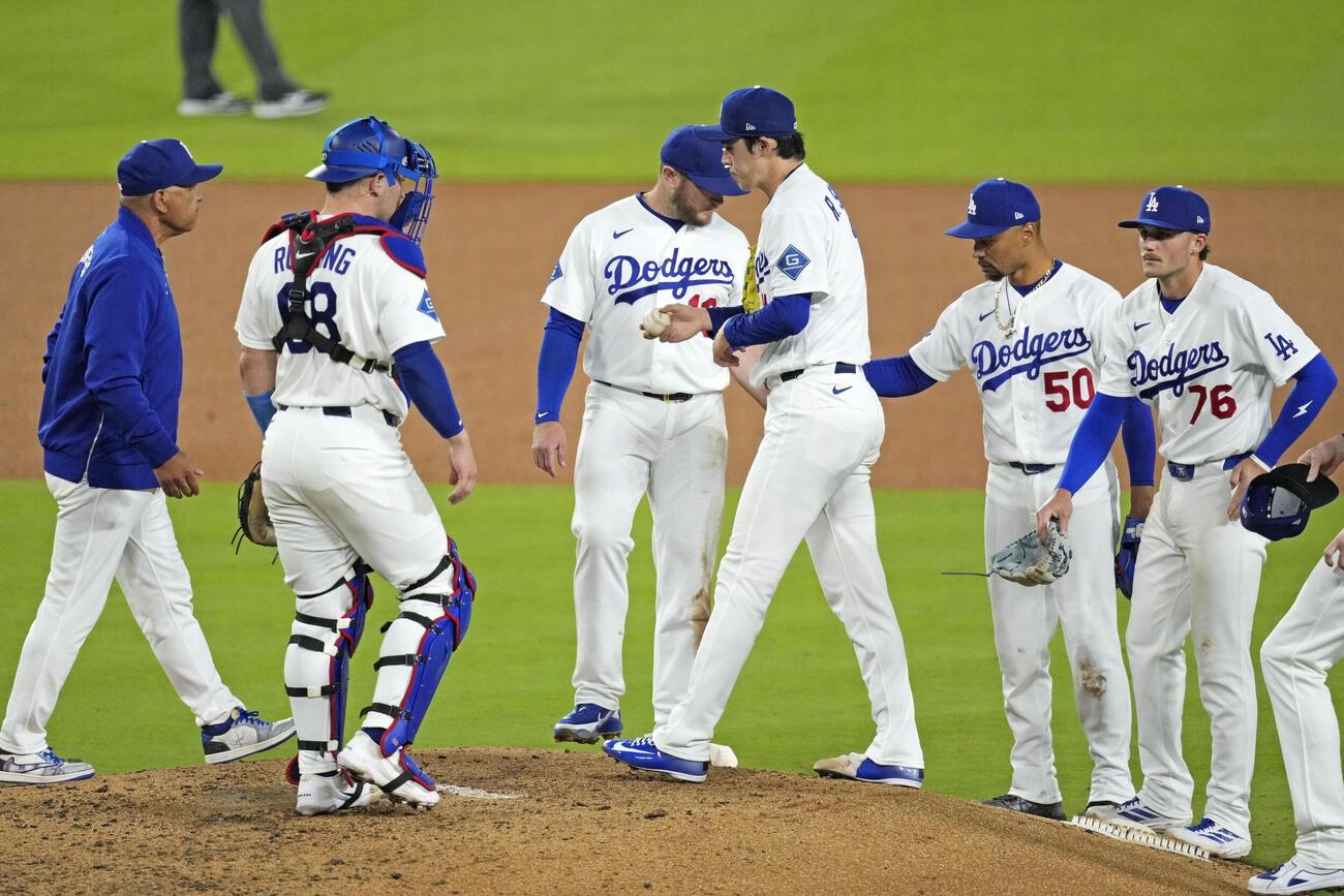 オリオールズ戦の6回途中、降板するドジャース・佐々木（中央右）（共同）