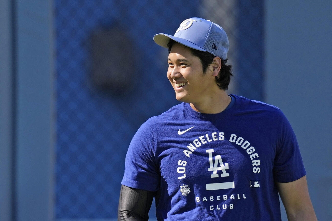 試合前の練習で笑顔を見せるドジャース大谷（共同）