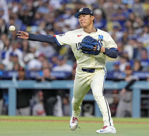 オリオールズ戦の4回、カウザーのバントを三塁へ送球するドジャース山本(共同)