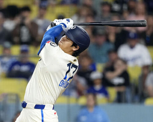 オリオールズ戦の9回、16号ソロを放つドジャース大谷(共同)