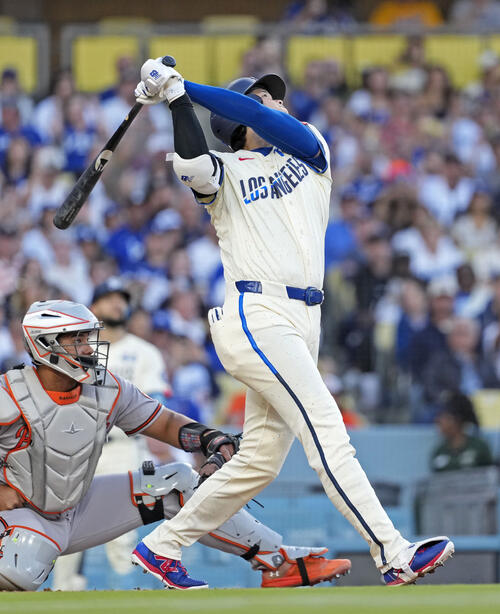 オリオールズ戦の1回、遊飛に倒れたドジャース大谷(共同)