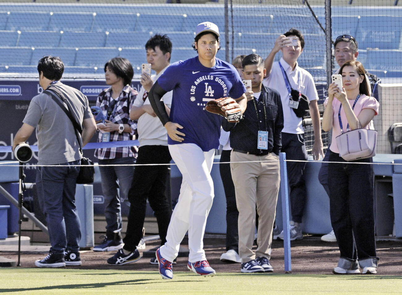 オリオールズとの試合前、グラウンドに出るドジャース大谷（共同）
