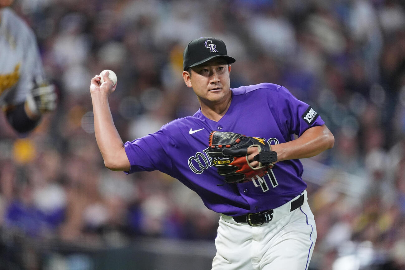 パイレーツ戦の6回、一塁に送球するロッキーズ菅野智之（AP）