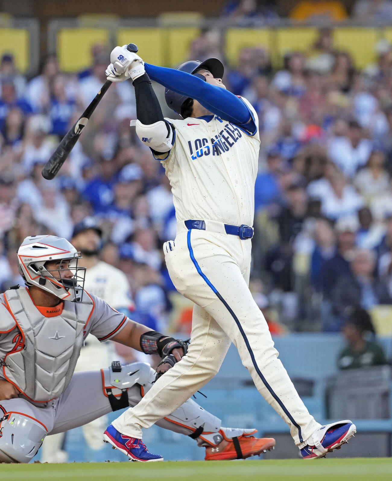 オリオールズ戦の1回、遊飛に倒れたドジャース大谷（共同）