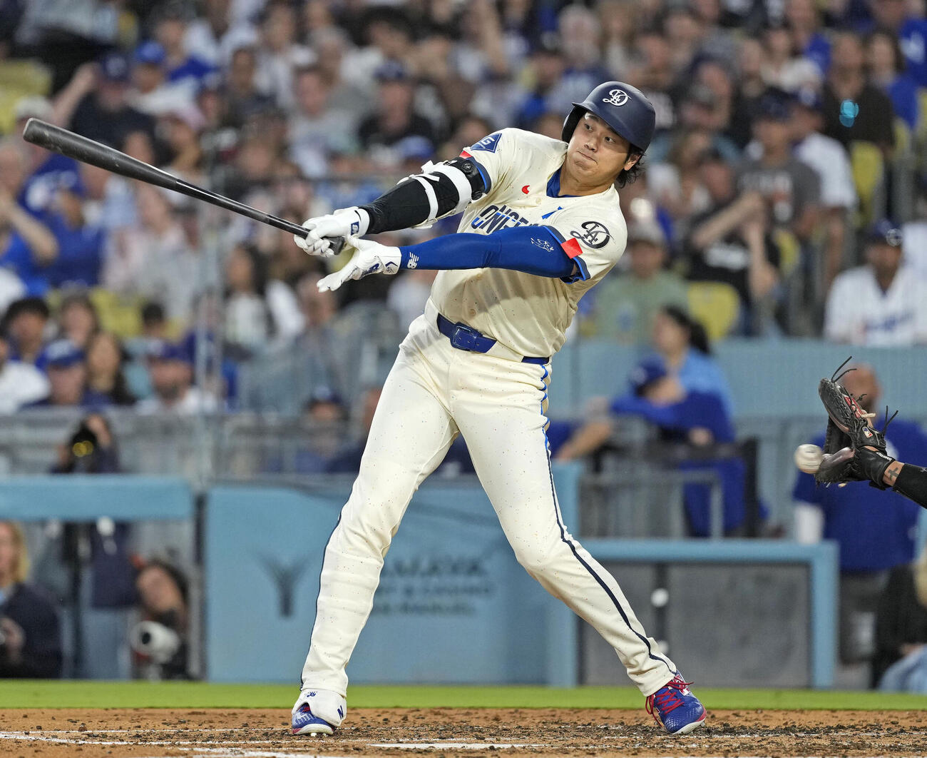 オリオールズ戦の4回、空振り三振に倒れたドジャース大谷（共同）