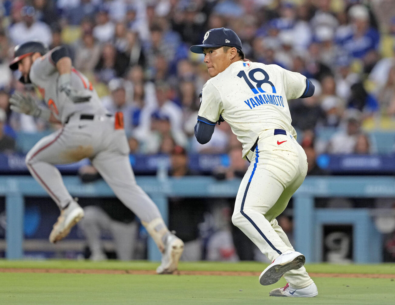 オリオールズ戦の4回、カウザーのバントを三塁へ送球するドジャース山本（共同）