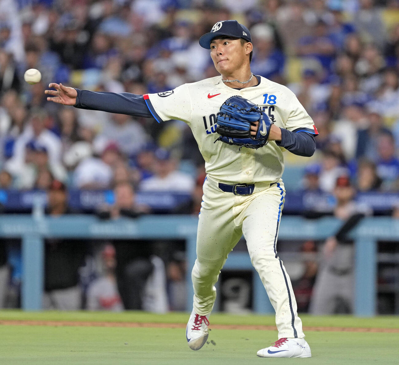 オリオールズ戦の4回、カウザーのバントを三塁へ送球するドジャース山本（共同）