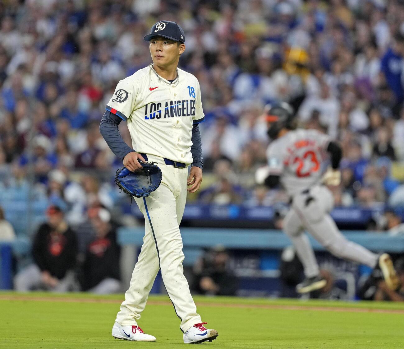 オリオールズ戦の4回、アレクサンダー（奥）に2点二塁打を打たれたドジャース山本（共同）