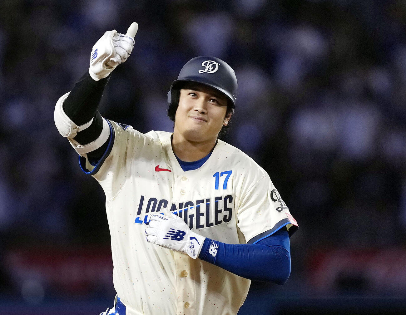 オリオールズ戦の9回、16号ソロを放ち、笑顔で塁を回るドジャース大谷（共同）
