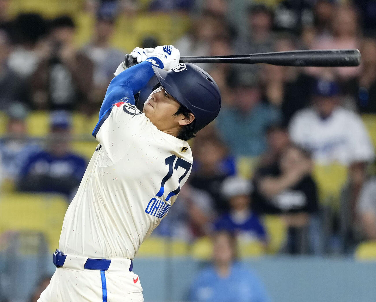 オリオールズ戦の9回、16号ソロを放つドジャース大谷（共同）