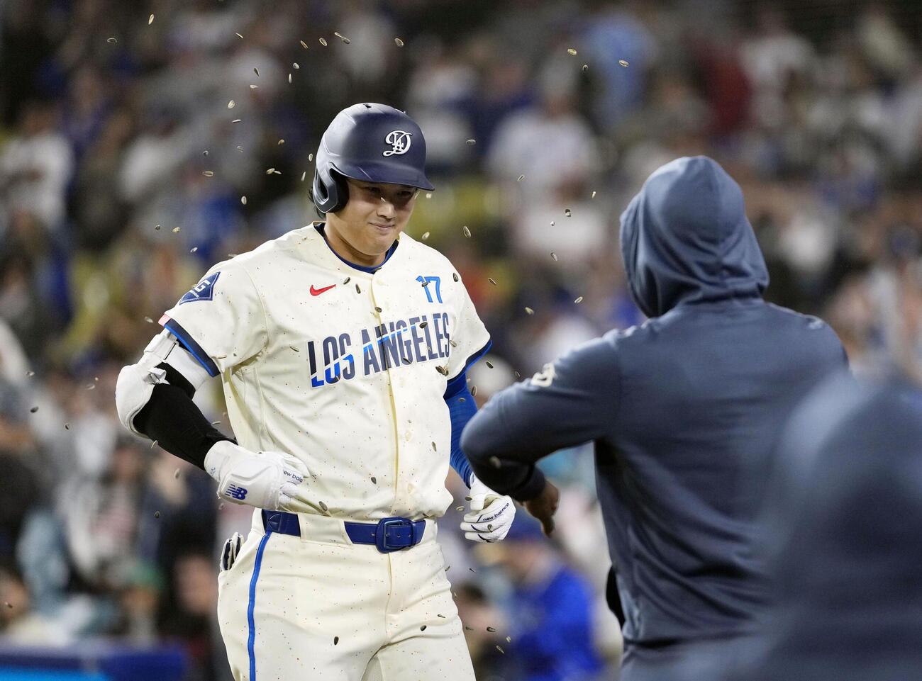オリオールズ戦の9回、16号ソロを放ち、ベンチ前で迎えられるドジャース大谷（共同）