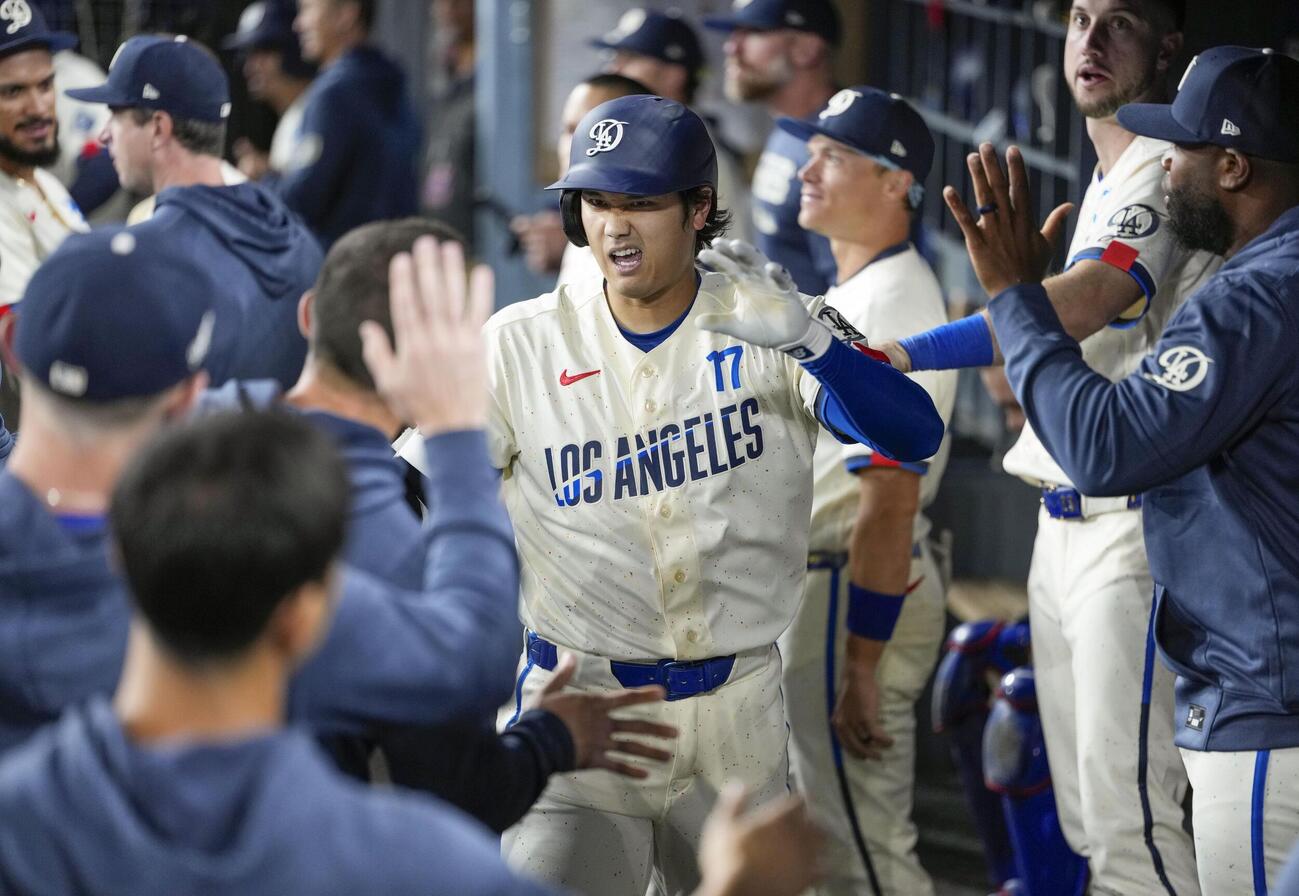 オリオールズ戦の9回、16号ソロを放ち、ベンチで迎えられるドジャース大谷（共同）