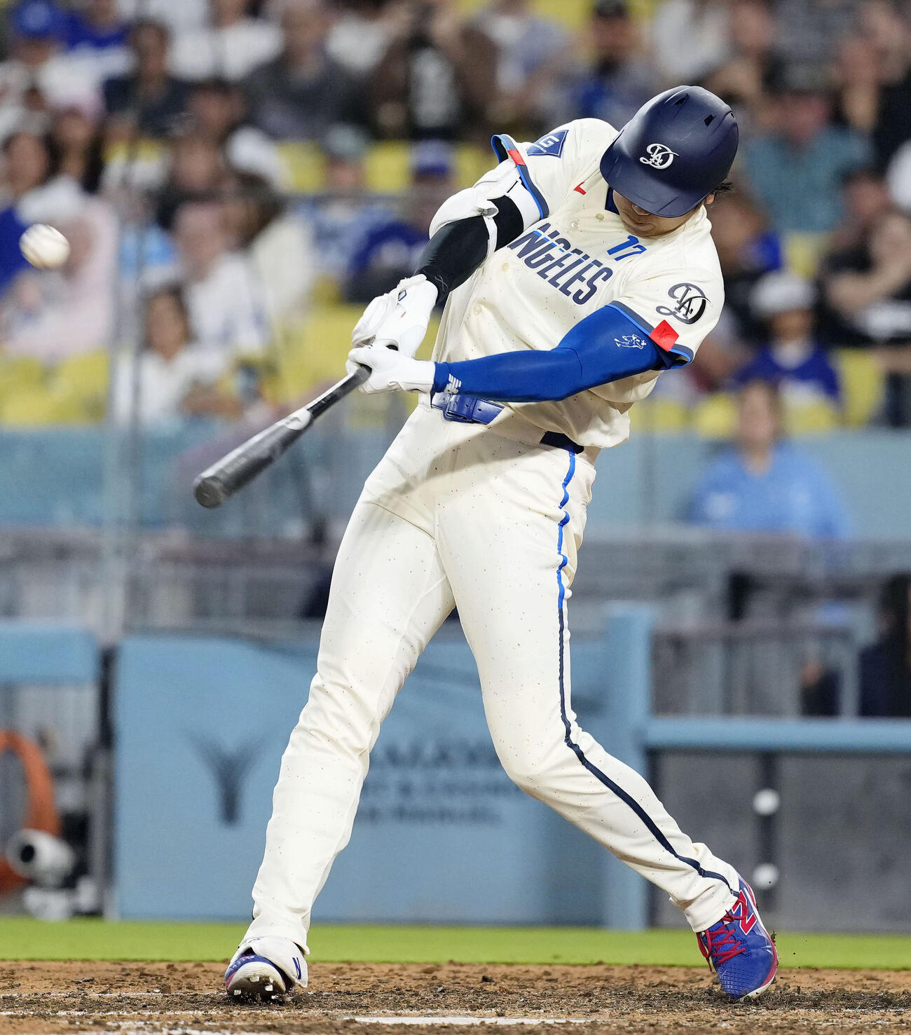 オリオールズ戦の9回、16号ソロを放つドジャース大谷（共同）