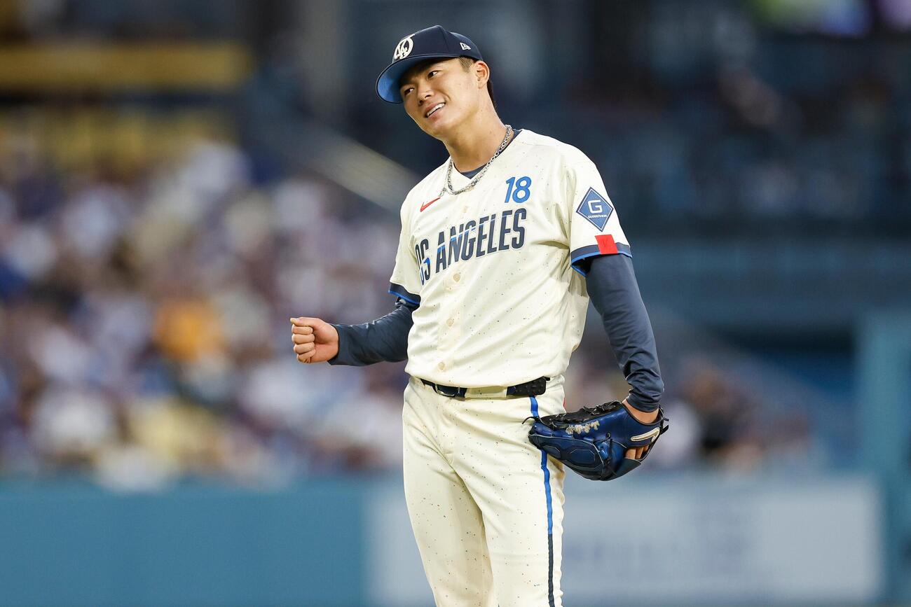 四球を与えたドジャース山本由伸(AP)