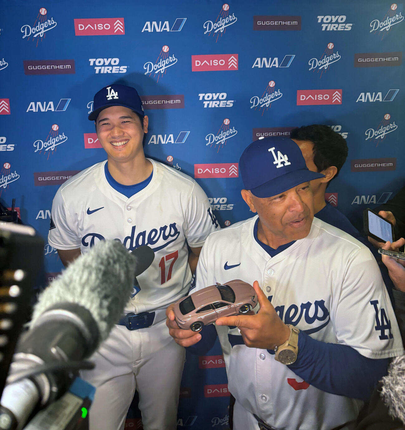 ドジャース大谷翔平の試合後の囲み会見に登場したデーブ・ロバーツ監督。ポルシェのおもちゃを手にしていた（2024年5月4日撮影）